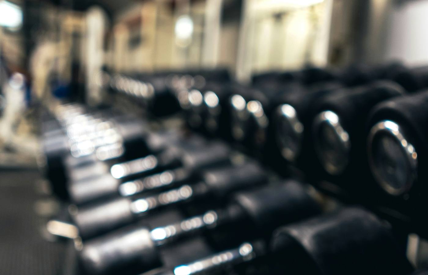 Energická skupinová lekce ve fitness studiu